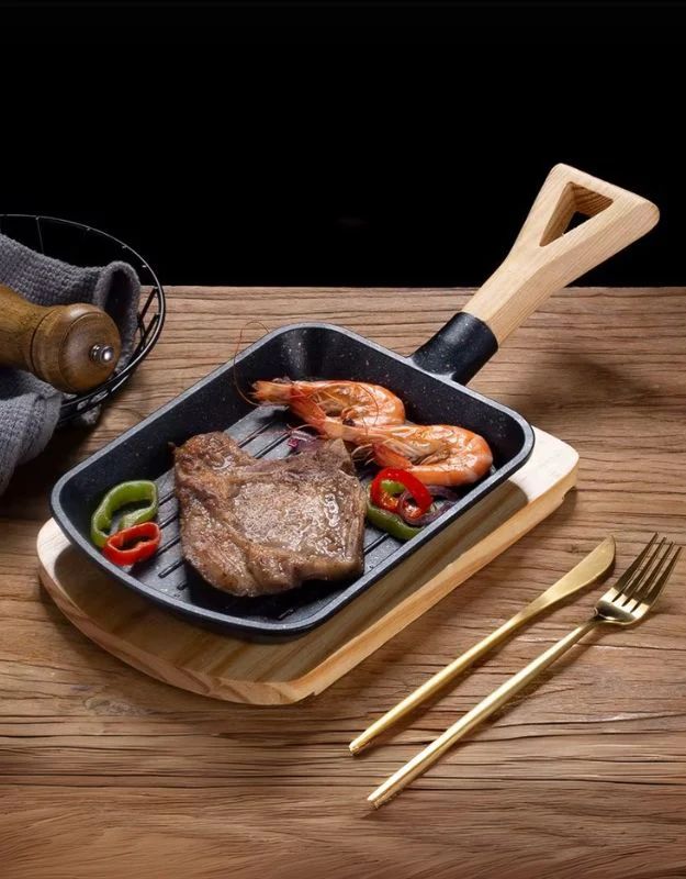 High Quality Non-Stick Carbon Steel Cast Iron Skillet with Wooden Tray