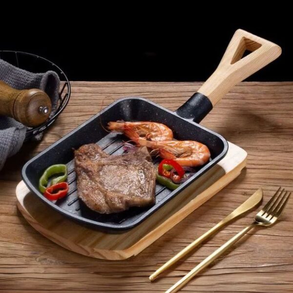 High Quality Non-Stick Carbon Steel Cast Iron Skillet with Wooden Tray