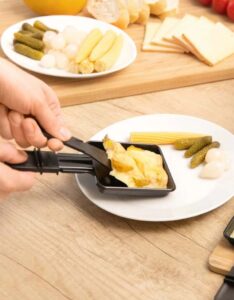 𝗦𝗶𝗹𝘃𝗲𝗿 𝗖𝗿𝗲𝘀𝘁 Kitchen Tools 1300W Raclette Grill - Image 4